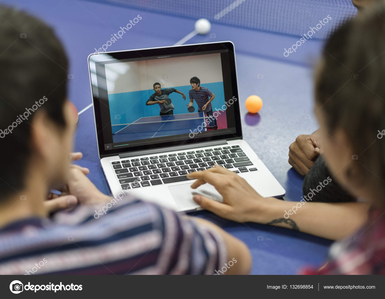 Computer Portatile Aperto Il Tavolo Da Ping Pong Foto