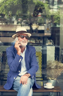 Akıllı telefon kullanan adam