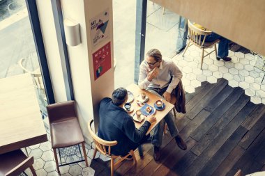 Kahve mağaza konuşuyor, insanlar