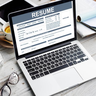 Tablo kavramı üstünde laptop  