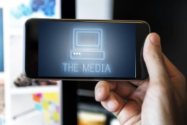 Akıllı telefon kullanan adam