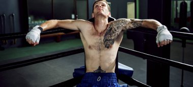 Kutusu egzersiz yapan erkek