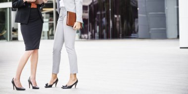 Ofise yürüyüş iş kadınları
