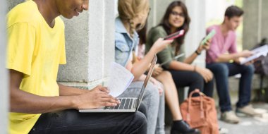 Genç öğrencileri açık havada