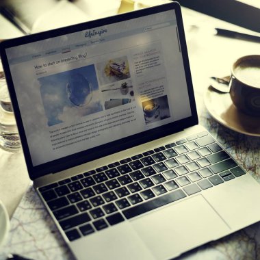 Açık tablo üstünde laptop