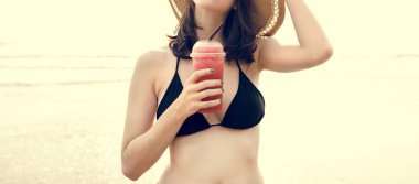 güzel bir kadın içki kokteyl