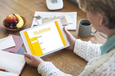 dijital tablet kullanan kadın