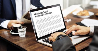 Dizüstü bilgisayar kullanan iş adamı