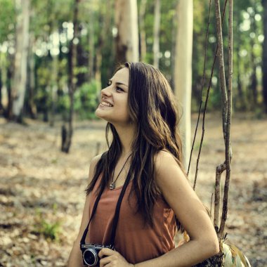 Kız kamera ile yürüyüş