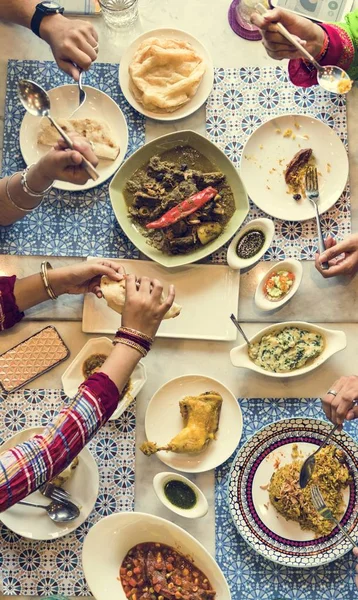 Ανθρώπους που τρώνε Ινδικό φαγητό στο εστιατόριο — Φωτογραφία Αρχείου