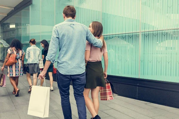 Mensen lopen bij winkelcentrum — Stockfoto