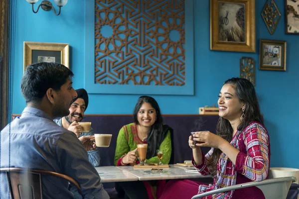 Hermosos amigos indios en el restaurante —  Fotos de Stock