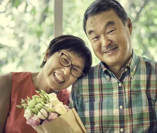 Uomo dà fiori a una donna — Foto Stock