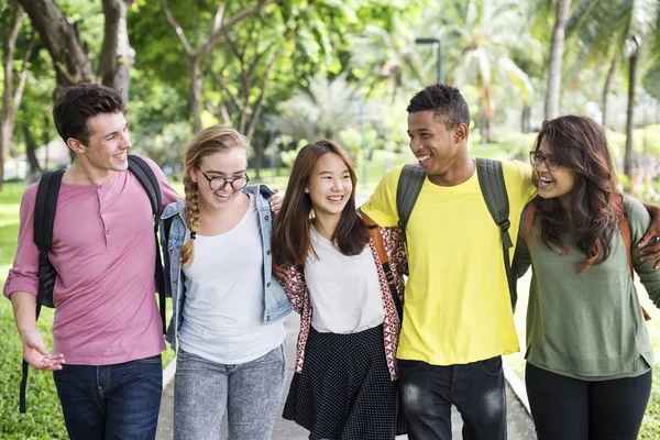 Diverse studenten buitenshuis — Stockfoto