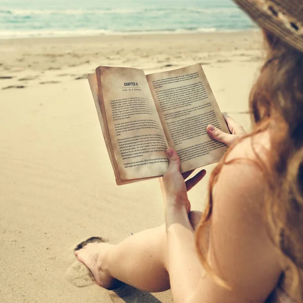 Beautiful woman reading book — Stock Photo, Image