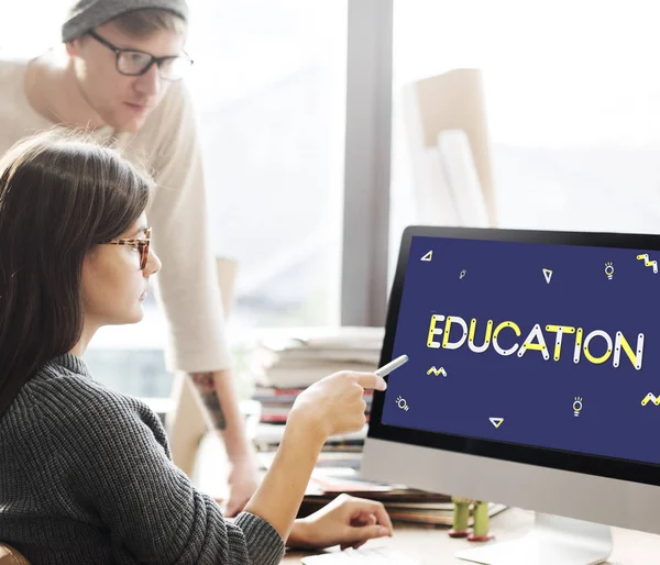 Vrouw weergegeven op de monitor — Stockfoto