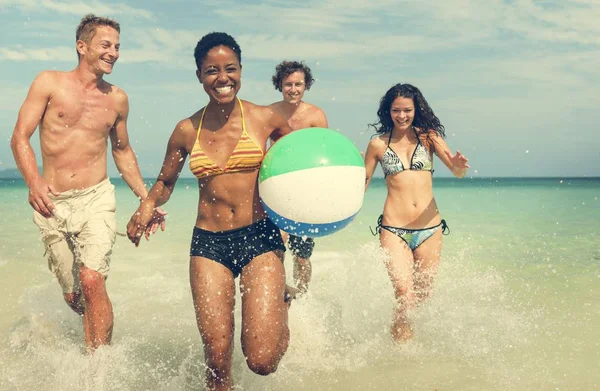 Personer som spelar med boll på stranden — Stockfoto