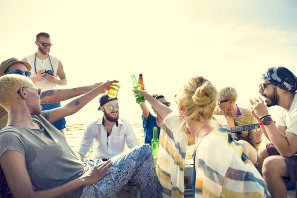 Ludzi do picia na plaży — Zdjęcie stockowe