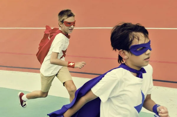Niños pequeños en trajes superhéroes — Foto de Stock