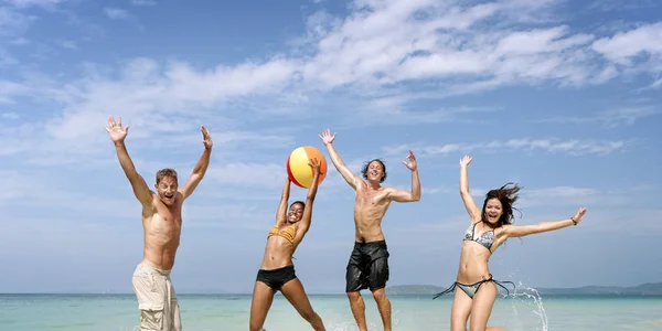 Ludzi grających w piłkę na plaży — Zdjęcie stockowe