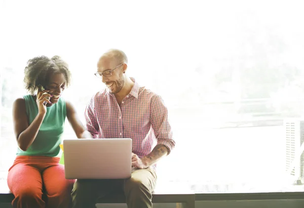 Mulher e Homem usando Laptop — Fotografia de Stock