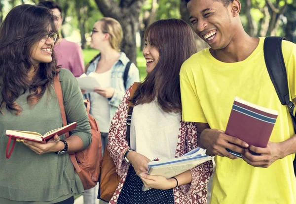 Studenten lernen im Freien — Stockfoto