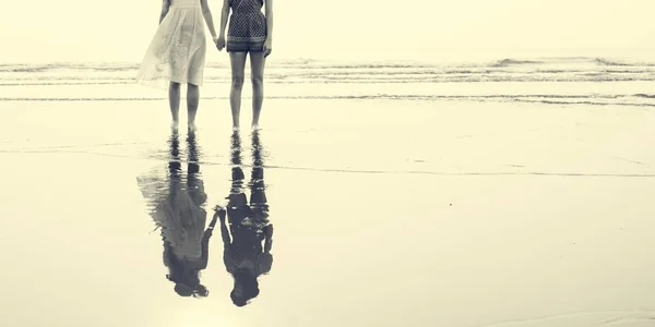 Girls standing together at ocean — Stock Photo, Image
