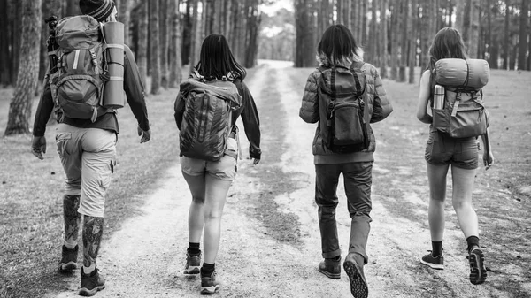 Junge Freunde auf Reisen — Stockfoto