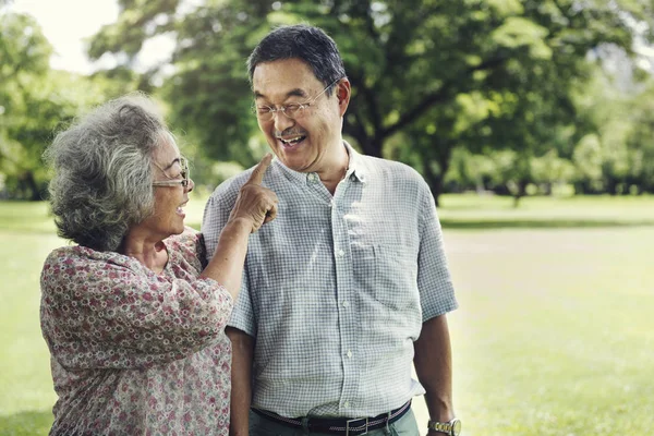 Senior paar ontspannen in park — Stockfoto