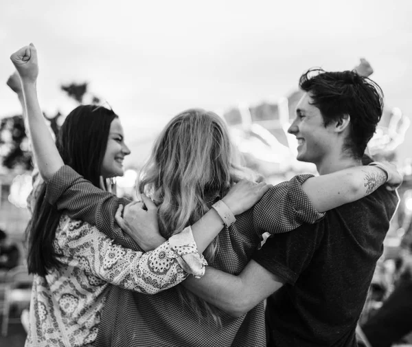 Mejores amigos en el parque de atracciones — Foto de Stock