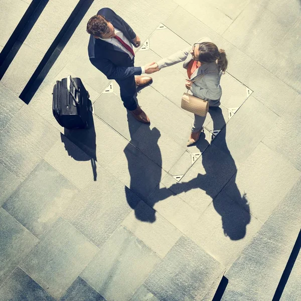 Pessoas de negócios apertando as mãos — Fotografia de Stock