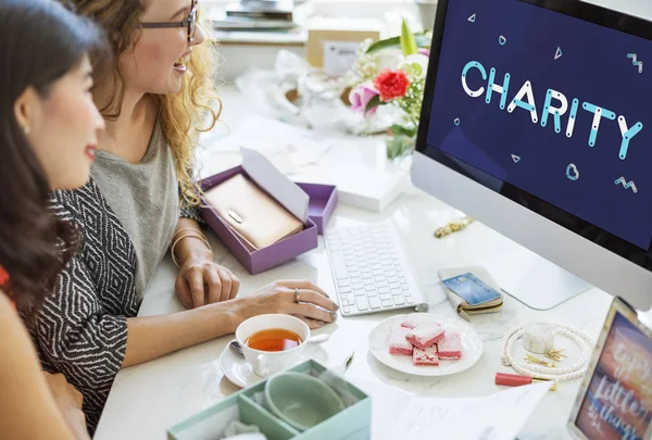 Mulheres trabalhando com computador — Fotografia de Stock