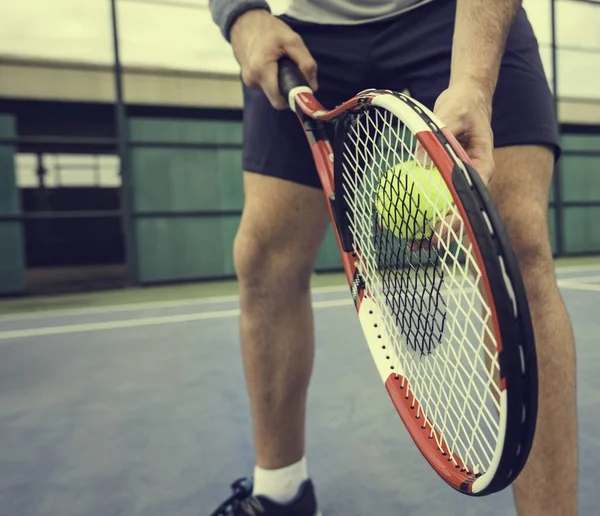 Jugador en pista de tenis —  Fotos de Stock