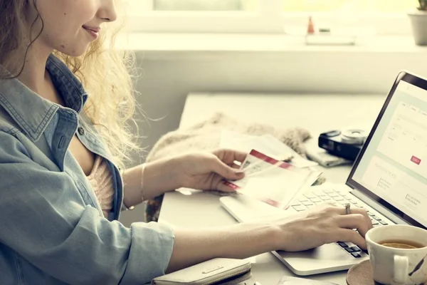 Vrouw bedrijf ticket — Stockfoto