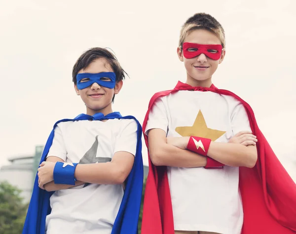 Маленькі хлопчики в костюмах супергероїв — стокове фото