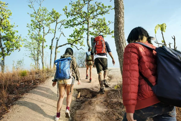 Junge Freunde auf Reisen — Stockfoto