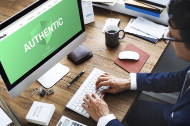 Ofiste çalışan iş adamı