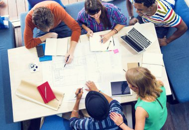 Kafede çalışan mimar öğrenciler