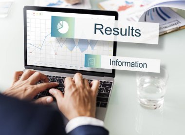 tipik dizüstü klavye üzerinde işadamı