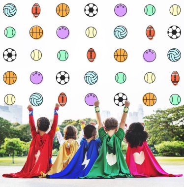 Süper kahramanlar neşeli oynayan çocuklar