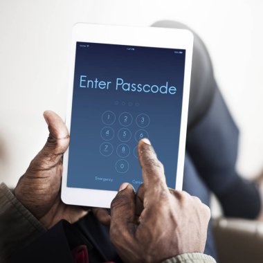 Dijital tablet tutan işadamı 