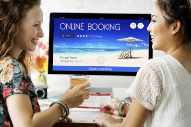 laptop ile çalışan kadınlar