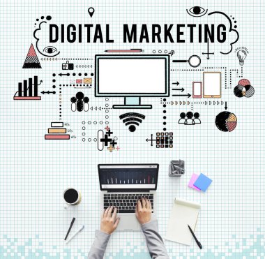 laptop ile çalışan kişi 