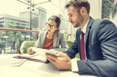 iş adamları laptop ile çalışma