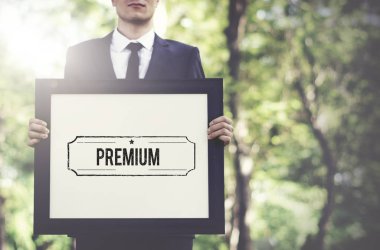 reklam resim çerçevesi tutan işadamı