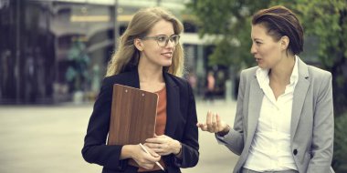 Fikirleri tartışmak iş kadınları