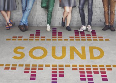 tuğla duvar bacaklara insanlar