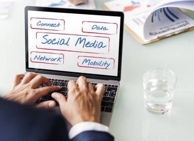 tipik dizüstü klavye üzerinde işadamı