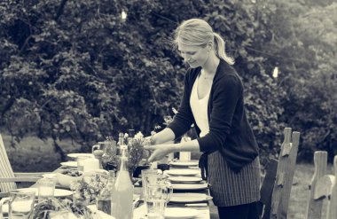 Akşam yemeği için tablo hazırlama kadın