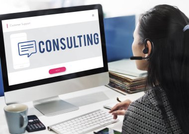 Bilgisayarda çalışan iş kadını 